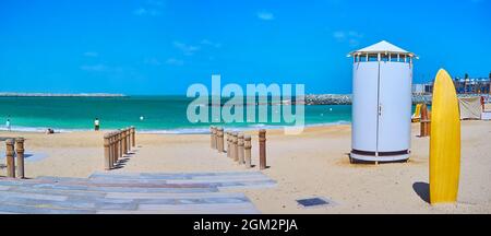 Panorama de la plage publique de sable blanc de la Mer avec vue sur les eaux émeraudes du golfe Persique, Dubaï, Émirats Arabes Unis Banque D'Images