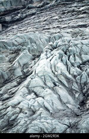 Glaciologie. Montagne (alpine) glacier. Surface des glaciers - dépôt de glace et stries de tapis Banque D'Images