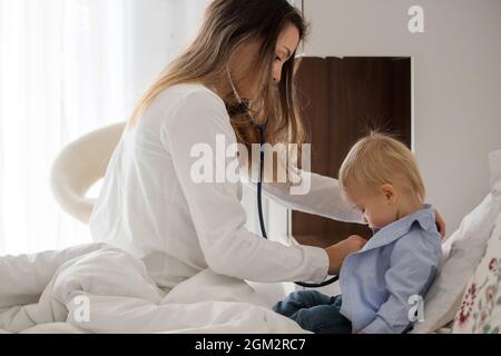 Femme Medecin Pediatrique L Ecoute D Une Poitrine De Jeune Fille Avec Un Stethoscope Dans Une Clinique Photo Stock Alamy