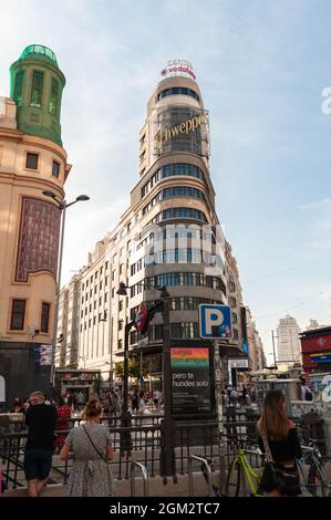 Madrid, Espagne ; 5 septembre : vue sur le bâtiment Art déco Carrion depuis le métro de la Plaza Callao, avec les gens qui se balader. Au milieu du declini Banque D'Images