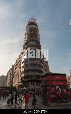 Madrid, Espagne ; 5 septembre : vue sur le bâtiment Art déco Carrion depuis le métro Plaza Callao, dans la lumière du soir. Au milieu du déclin de COVID Banque D'Images