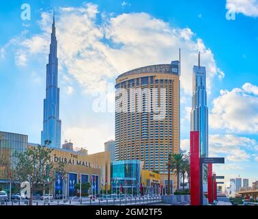 DUBAÏ, Émirats Arabes Unis - 7 MARS 2020 : vue panoramique du centre commercial de Dubaï, de la tour Burj Khalifa et des bâtiments modernes du centre-ville de Dubaï, le 7 mars à Dubaï Banque D'Images