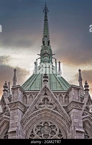 Cathédrale Saint-Patrick de New York - vue arrière de la cathédrale Saint-Patrick Steeple et exemple de style architectural gothique emblématique de l'Amérique. Ouvert Banque D'Images