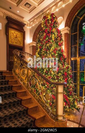 Noël au Palais de New York - vue sur le hall de l'hôtel de luxe depuis l'entrée de la cour décorée pour Noël pendant les vacances. La cour wa Banque D'Images