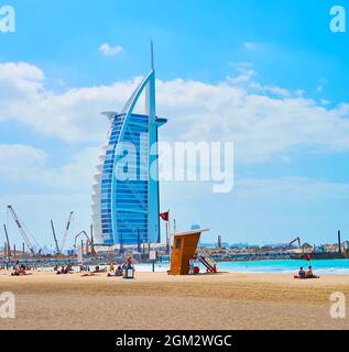 La vue depuis la plage publique de sable sur le luxueux Burj Al Arab, Dubaï, Émirats Arabes Unis Banque D'Images