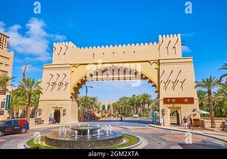 DUBAÏ, Émirats Arabes Unis - 4 MARS 2020 : la fontaine pittoresque au milieu de la place devant la porte d'entrée du marché de Souk Madinat Jumeirah, le 4 mars Banque D'Images