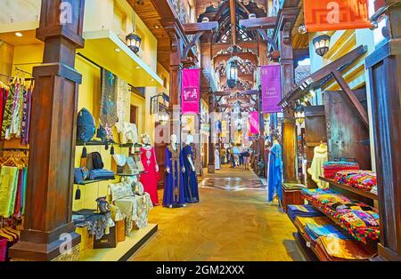 DUBAÏ, Émirats Arabes Unis - 4 MARS 2020 : les étals de mode du marché de Souk Madinat Jumeirah avec robes traditionnelles, foulards, taies d'oreillers, housses, tapis, Sur M Banque D'Images