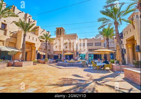 DUBAÏ, Émirats Arabes Unis - 4 MARS 2020 : marché de Souk Madinat Jumeirah de style arabe avec bâtiments adobe, coupe-vent de barjeel, cafés et restaurants en plein air, on M. Banque D'Images