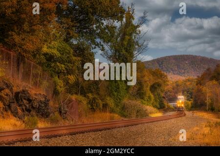 Tous à bord de Bear Mountain - vue sur le train CSX qui se déplace à côté du parc national de New York pendant l'automne. Cette image est également disponible en couleur Banque D'Images