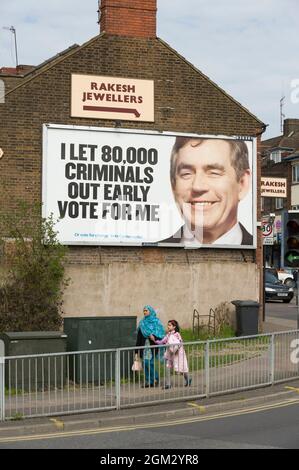 Affiche des élections générales du parti conservateur, avec une image du premier ministre travailliste Gordon Brown. Dunstable Road, Luton, Bedfordshire, Royaume-Uni. 9 avril 2010 Banque D'Images