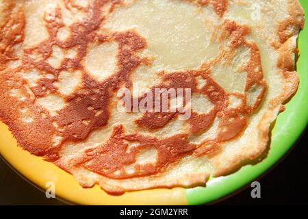 crêpes faites maison sur l'assiette, prêtes à manger Banque D'Images