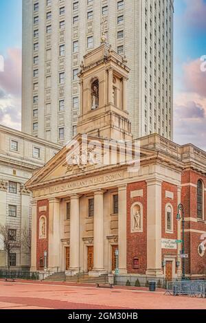 Église catholique romaine de St Andrews - érigée en 1939, elle est l'un des meilleurs exemples du style architectural de la renaissance géorgienne à New York. Personnel Banque D'Images