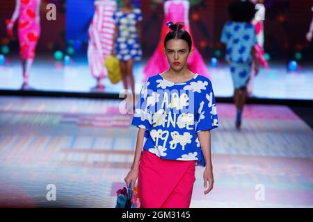 Un modèle marche sur la piste du spectacle de mode Agatha Ruiz de la Prada lors de la Mercedes Benz Fashion week Madrid (MBFWM) à l'IFEMA. (Photo par Atilano Garcia / SOPA Images / Sipa USA) Banque D'Images