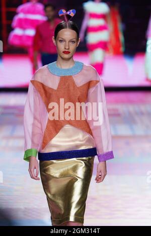 Un modèle marche sur la piste du spectacle de mode Agatha Ruiz de la Prada lors de la Mercedes Benz Fashion week Madrid (MBFWM) à l'IFEMA. (Photo par Atilano Garcia / SOPA Images / Sipa USA) Banque D'Images