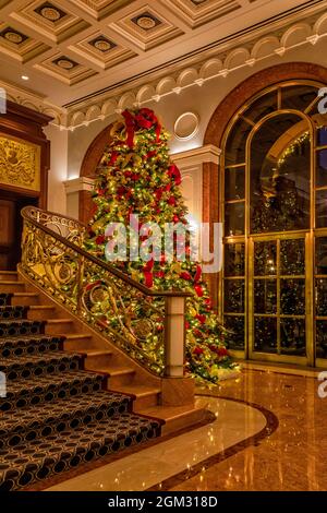 New York Palace Hotel - vue sur le hall de l'hôtel de luxe depuis l'entrée de la cour décorée pour Noël pendant les vacances. La cour était allumée Banque D'Images