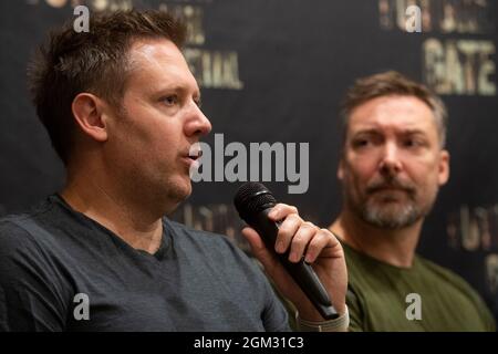 Prague, République tchèque. 16 septembre 2021. Réalisateur, producteur, scénariste et animateur sud-africain-canadien Neill Blomkamp (à gauche) présente le film d'horreur de science-fiction Demonic lors du Festival du film SCI-FI future Gate 2021 à Prague, République tchèque, le 16 septembre 2021. A droite, se trouve le copropriétaire du studio de production universelle Viktor Muller. Crédit : Ondrej Deml/CTK photo/Alay Live News Banque D'Images