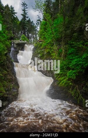 Chutes d'eau Raymondskill - débit d'eau important pendant la saison des pluies au printemps. Raymondskill Waterfalls est situé dans le Delaware Water Gap National Banque D'Images