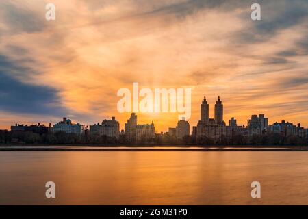Central Park Lake NYC Skyline - Vue sur l'Upper West Side, Manhattan New York. La lumière dorée chaude du soleil couchant Banque D'Images