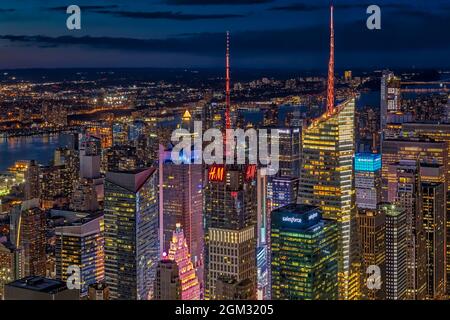 Manhattan NYC Twilight - vue d'en haut, du centre-ville emblématique illuminé et des gratte-ciel de New York pendant l'heure bleue. Disponible en couleur A. Banque D'Images