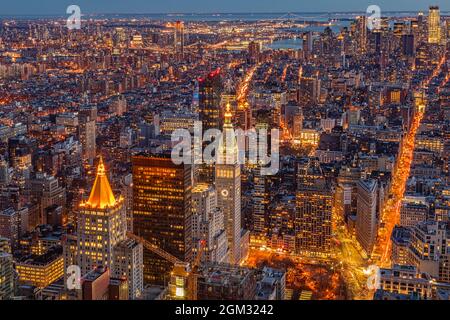 Urban New York City Aerial - vue d'en haut à l'horizon illuminé de Manhattan avec le bâtiment et le distributeur du Th Flatiron, le pont Verrazano Narrows Banque D'Images