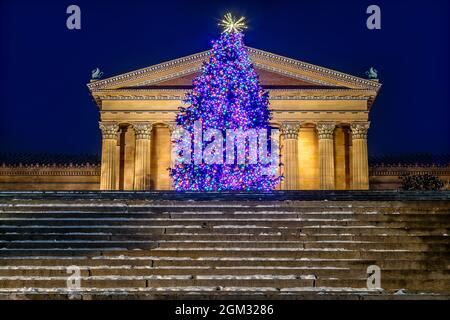 Musée d'art de Philadelphie - arbre de Noël illuminé au sommet des escaliers menant à la structure du musée pendant l'heure bleue. Cette image est Banque D'Images