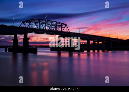 New Jersey Meadowlands Sunset - le soleil se couche dans les Meadowlands avec une vue silhouettée sur le pont NJ route 3, le croissant de lune et le su Banque D'Images