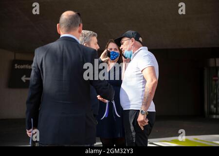 Édimbourg, Écosse, Royaume-Uni. 16 septembre 2021. PHOTO : (à droite, en bleu clair), un membre du public s'est adressé à Nadira Alieva, épouse de Craig Murray qui parlait pour se plaindre du bruit. Le mouvement des femmes ne va pas Wheesht marche sur le Parlement écossais pour protester lors des questions du Premier ministre pour faire entendre Nicola Sturgeon leur voix sur les droits des femmes. Le 1er octobre, une nouvelle loi empêchera toute manifestation en dehors du Parlement écossais, rendant tout manifestant criminel. Crédit : Colin Fisher/Alay Live News Banque D'Images