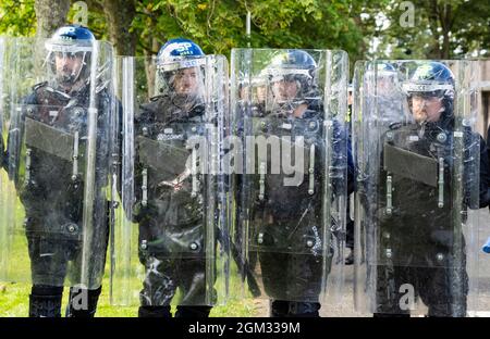 South Queensferry, Écosse, Royaume-Uni. 16 septembre 2021. La police écossaise invite la presse à assister à leur formation continue sur l'ordre public au camp de Craigiehall au sud du Queensferry. La formation est conçue pour préparer la police à l'événement COP26 qui se tiendra à Glasgow en novembre, où des manifestations sont prévues. La police en tenue anti-émeute s'est heurtée à l'opposition de la police qui a pris le rôle de manifestants qui lancent des missiles et les attaquent avec des clubs. Iain Masterton/Alay Live News. Banque D'Images