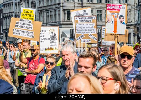 Londres, Royaume-Uni. 16 septembre 2021. Une protestation de Bardage sur la place du Parlement souligne combien de personnes ont été prises dans des propriétés qui sont maintenant sans valeur ou qui ne peuvent pas se permettre de réparer à la suite de la crise de réparation de revêtement qui a suivi le désastre de la tour Grenfell. Les locataires et les députés ont assisté à la manifestation. Crédit : Guy Bell/Alay Live News Banque D'Images