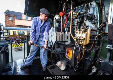 Kidderminster, Worcs, Royaume-Uni. 16 septembre 2021. Le conducteur de moteur Dave Ward a tendance à mettre le feu à son loco à vapeur à la gare de Severn Valley, Kidderminster, le jour de l'ouverture du Gala à vapeur d'automne du Severn Valley Railway, Kidderminster, Worcestershire. Dave Ward, bénévole SVR, est normalement vu conduire des trains CrossCountry dans son travail à temps plein. Le gala dure jusqu'au dimanche 19 septembre et comprend des lieux d'hôtes. Peter Lopeman/Alay Live News Banque D'Images