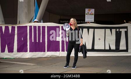 Édimbourg, Écosse, Royaume-Uni. 16 septembre 2021. PHOTO : Cllr Michele Ferns, et était candidate principale du parti Alba pour la région de Glasgow. Le mouvement des femmes ne va pas Wheesht marche sur le Parlement écossais pour protester lors des questions du Premier ministre pour faire entendre Nicola Sturgeon leur voix sur les droits des femmes. Le 1er octobre, une nouvelle loi empêchera toute manifestation en dehors du Parlement écossais, rendant tout manifestant criminel. Crédit : Colin Fisher/Alay Live News Banque D'Images