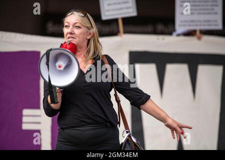 Édimbourg, Écosse, Royaume-Uni. 16 septembre 2021. PHOTO : Cllr Michele Ferns, et était candidate principale du parti Alba pour la région de Glasgow. Le mouvement des femmes ne va pas Wheesht marche sur le Parlement écossais pour protester lors des questions du Premier ministre pour faire entendre Nicola Sturgeon leur voix sur les droits des femmes. Le 1er octobre, une nouvelle loi empêchera toute manifestation en dehors du Parlement écossais, rendant tout manifestant criminel. Crédit : Colin Fisher/Alay Live News Banque D'Images