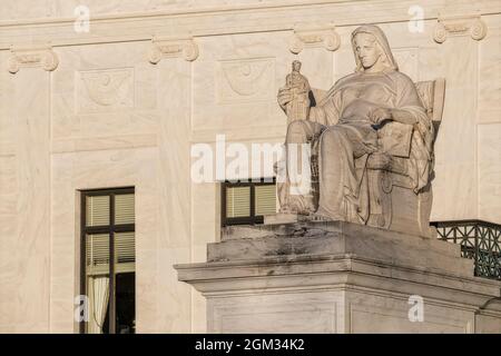 Contemplation de la statue du juge SCOTUS à la Cour suprême des États-Unis à Washington DC. Cette image est également disponible en noir et blanc. À Banque D'Images