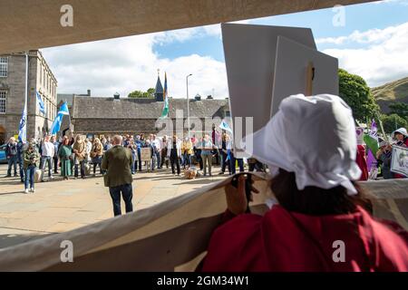 Édimbourg, Écosse, Royaume-Uni. 16 septembre 2021. PHOTO : le mouvement des femmes ne va pas Wheesht marche sur le Parlement écossais pour protester lors des questions du premier ministre pour faire entendre Nicola Sturgeon leur voix sur les droits des femmes. Le 1er octobre, une nouvelle loi empêchera toute manifestation en dehors du Parlement écossais, rendant tout manifestant criminel. Crédit : Colin Fisher/Alay Live News Banque D'Images