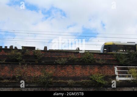 Tramway Metrolink sur un pont à Castlefield, Manchester Banque D'Images