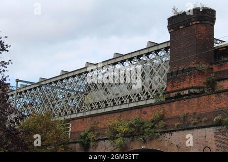 Metrolink traversant un pont à Castlefield, Manchester Banque D'Images