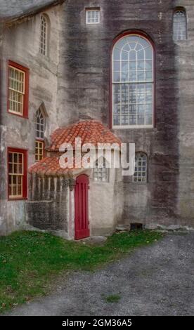 Porte arrière du château - vue extérieure sur le château de Fonthill à Doylestown, Pennsylvanie. Cette image est également disponible en noir et blanc Banque D'Images