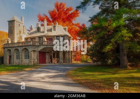 Fonthill Castle Pavillion - Trésor architectural à Doysletown, PA. Vue extérieure avec feuillage d'automne jusqu'au pavillon du site historique de Fon Banque D'Images