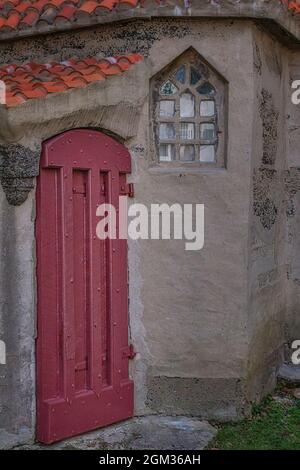 Castle Red Door - vue extérieure sur le Midevil, porte et fenêtre extérieures rouges au château de Fonthill à Doylestown, PA. Cette image est également disponible Banque D'Images