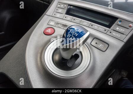 La console et la baguette d'un importateur japonais ont utilisé Toyota Prius Banque D'Images