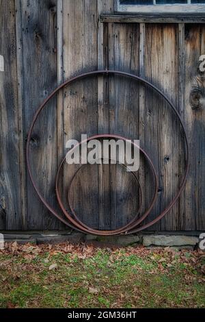 Country Farm Rings - les anneaux rouillés sont situés sur le côté d'une ferme abîmé dans le pays. Cette image est disponible en couleur ainsi qu'en noir et Banque D'Images