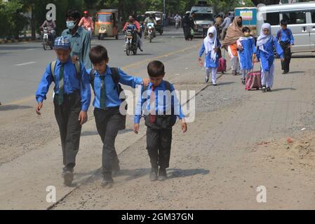 Lahore, Pakistan. 16 septembre 2021. Les élèves pakistanais sortent de l'école après les vacances le premier jour suivant les examens. De nouvelles préclasses et écoles rouvrent leurs écoles à Lahore après la réouverture des instituts éducatifs par le gouvernement. (Photo de Rana Sajid Hussain/Pacific Press) Credit: Pacific Press Media production Corp./Alay Live News Banque D'Images