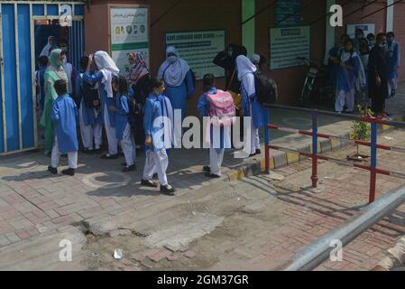 Lahore, Pakistan. 16 septembre 2021. Les élèves pakistanais sortent de l'école après les vacances le premier jour suivant les examens. De nouvelles préclasses et écoles rouvrent leurs écoles à Lahore après la réouverture des instituts éducatifs par le gouvernement. (Photo de Rana Sajid Hussain/Pacific Press) Credit: Pacific Press Media production Corp./Alay Live News Banque D'Images