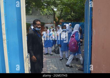 Lahore, Pakistan. 16 septembre 2021. Les élèves pakistanais sortent de l'école après les vacances le premier jour suivant les examens. De nouvelles préclasses et écoles rouvrent leurs écoles à Lahore après la réouverture des instituts éducatifs par le gouvernement. (Photo de Rana Sajid Hussain/Pacific Press) Credit: Pacific Press Media production Corp./Alay Live News Banque D'Images