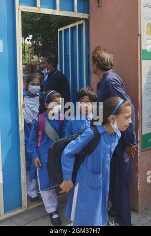 Lahore, Pakistan. 16 septembre 2021. Les élèves pakistanais sortent de l'école après les vacances le premier jour suivant les examens. De nouvelles préclasses et écoles rouvrent leurs écoles à Lahore après la réouverture des instituts éducatifs par le gouvernement. (Photo de Rana Sajid Hussain/Pacific Press) Credit: Pacific Press Media production Corp./Alay Live News Banque D'Images