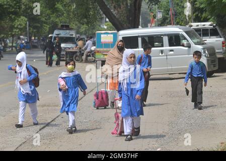 Lahore, Pakistan. 16 septembre 2021. Les élèves pakistanais sortent de l'école après les vacances le premier jour suivant les examens. De nouvelles préclasses et écoles rouvrent leurs écoles à Lahore après la réouverture des instituts éducatifs par le gouvernement. (Photo de Rana Sajid Hussain/Pacific Press) Credit: Pacific Press Media production Corp./Alay Live News Banque D'Images