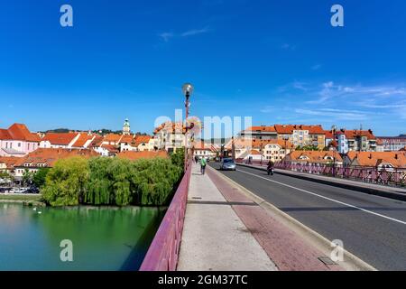 Marche à travers Glavni vieux la plupart dans Maribor avec une belle vue sur la vieille ville quartier prêté . Banque D'Images