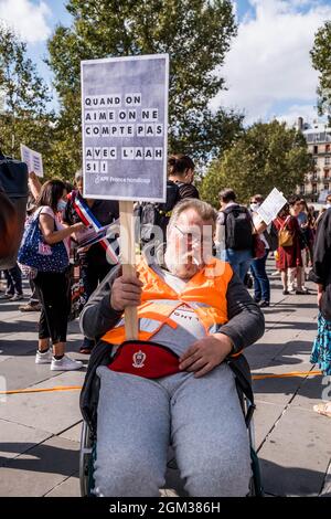 Rassemblement de plusieurs associations et partis politiques pour préserver le système actuel d'allocation aux handicapés. Le gouvernement s'étant engagé à ne plus payer la même allocation aux personnes handicapées selon le ménage fiscal, et le revenu du conjoint, l'allocation étant trouvée augmentée d'environ 900 euros, à rien, un «non-mariage» est célébré à l'occasion de ce rassemblement. Paris, France, le 16 septembre 2021. Photo de Pierrick Villette/avenir Pictures/ABACAPRESS.COM Banque D'Images