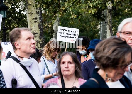 Rassemblement de plusieurs associations et partis politiques pour préserver le système actuel d'allocation aux handicapés. Le gouvernement s'étant engagé à ne plus payer la même allocation aux personnes handicapées selon le ménage fiscal, et le revenu du conjoint, l'allocation étant trouvée augmentée d'environ 900 euros, à rien, un «non-mariage» est célébré à l'occasion de ce rassemblement. Paris, France, le 16 septembre 2021. Photo de Pierrick Villette/avenir Pictures/ABACAPRESS.COM Banque D'Images