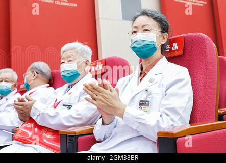 Pékin, Chine. 16 septembre 2021. Les invités assistent à une célébration marquant le 100e anniversaire de la fondation de l'hôpital universitaire de médecine de Pékin Union (PUMCH) à Beijing, capitale de la Chine, le 16 septembre 2021. Credit: Zhang Yuwei/Xinhua/Alay Live News Banque D'Images